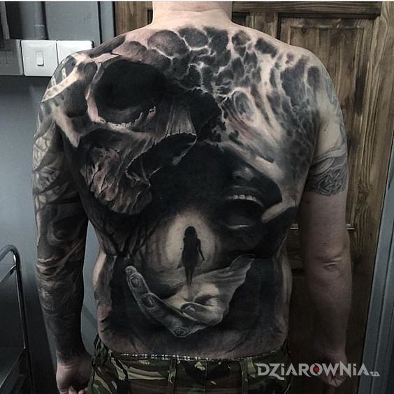 Tatuaż mocarny tatuaż na plecach - czaszki