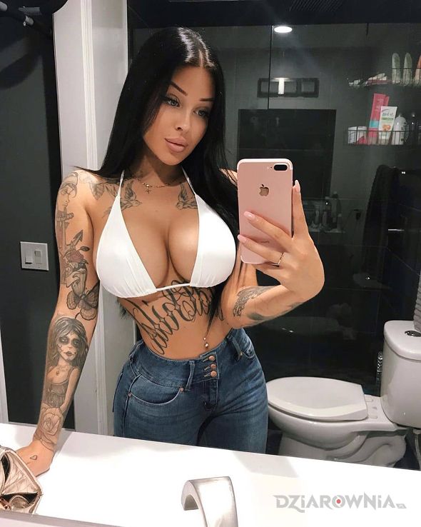 Tatuaż fota w toalecie - seksowne