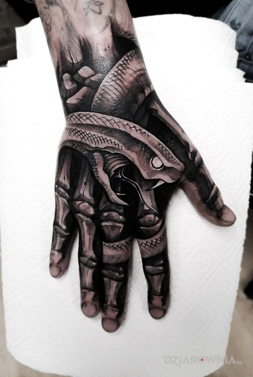 Tatuaż wężowa dłoń - czarno-szare