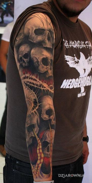 Tatuaż dużo czaszek - czaszki