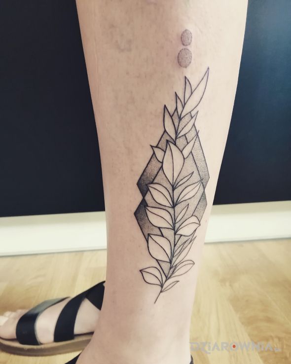 Tatuaż liście - kwiaty