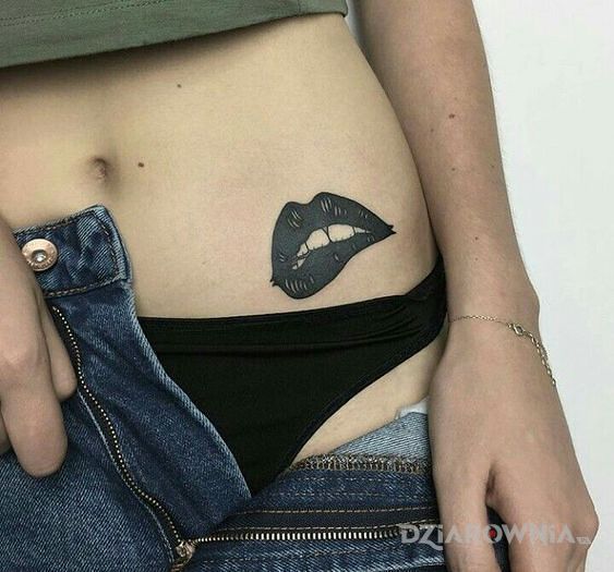 Tatuaż przegryziona warga - pozostałe
