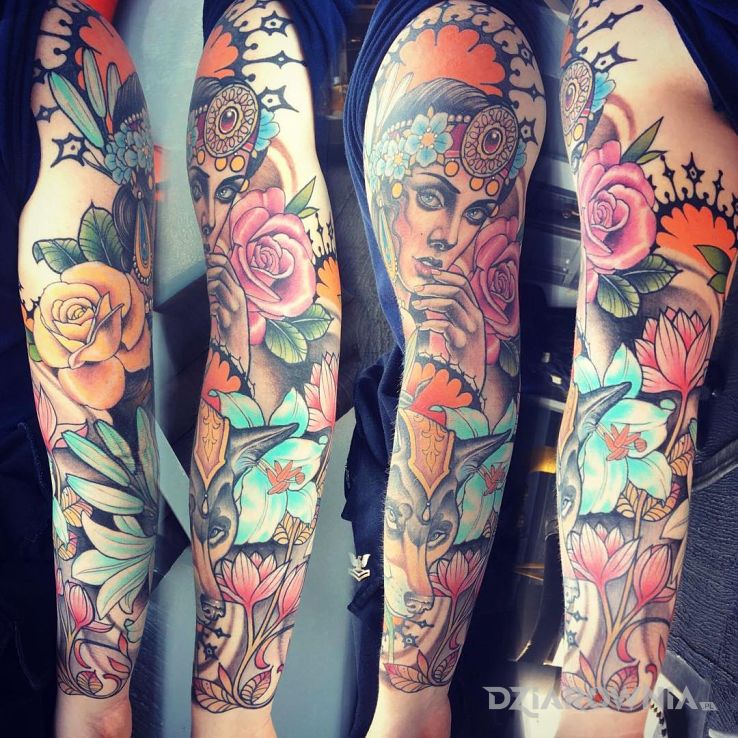 Tatuaż neotradycyjny rękaw - kwiaty