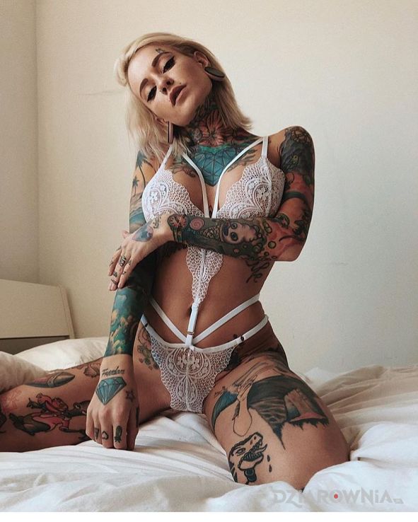 Tatuaż zloto i biel - seksowne