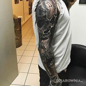 Rozmyty zegar na czaszce