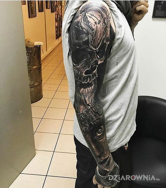 Tatuaż rozmyty zegar na czaszce - twarze