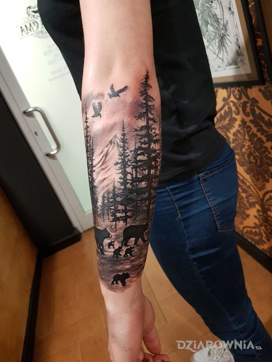 Tatuaż las z niedźwiedziami - zwierzęta