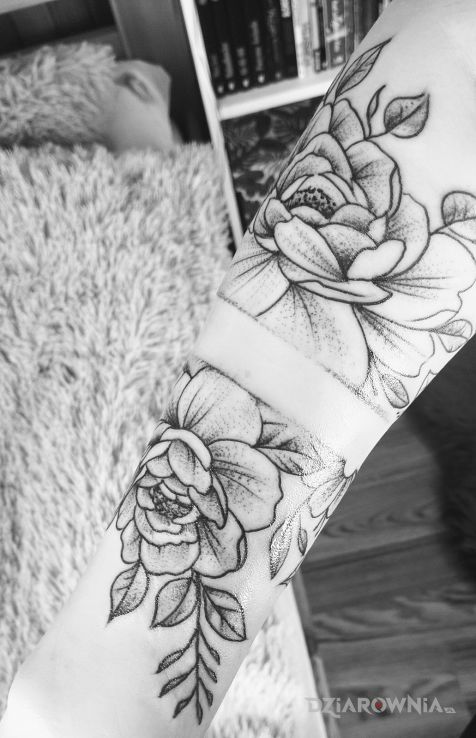 Tatuaż kwiaty- przedramię - czarno-szare