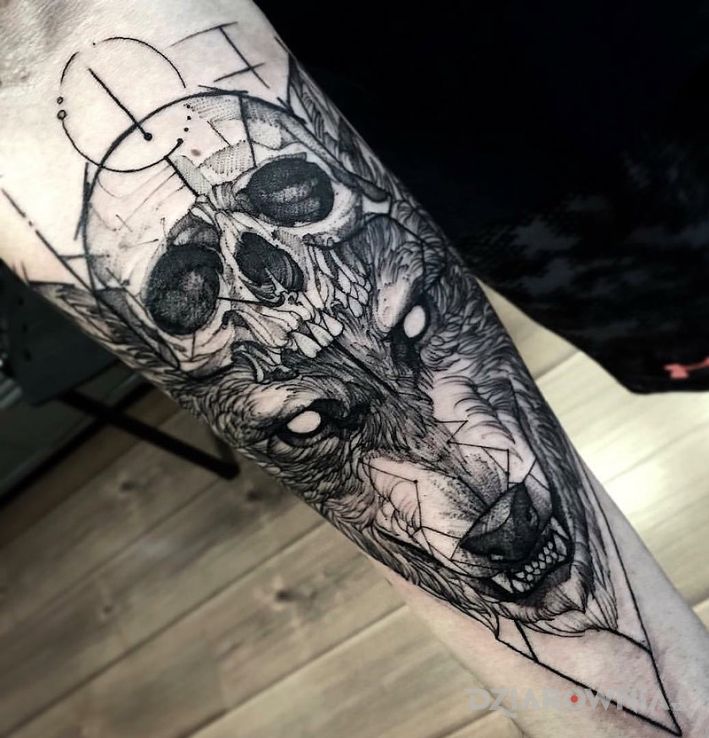 Tatuaż czaszka i wilk - czaszki
