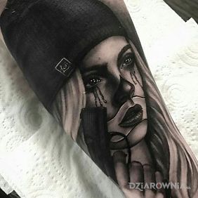 Kobieta mafii na przedramieniu