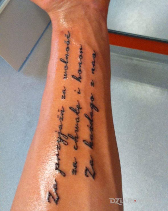 Tatuaż życiowe zasady - napisy