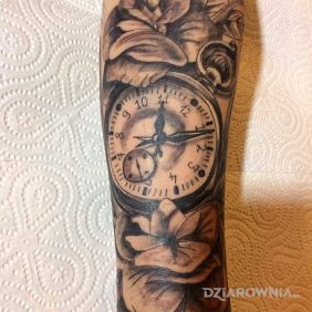 Pierwszy - zegar z kwiatami