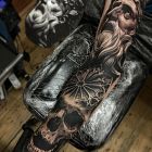 Czaszka, witraż i starzec