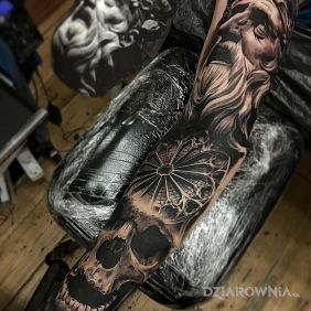 Czaszka, witraż i starzec