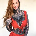 Dziewczyna wytatuowana na maksa