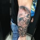 Czaszka z żetonami do gry tattoo