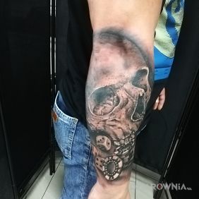 Czaszka z żetonami do gry tattoo