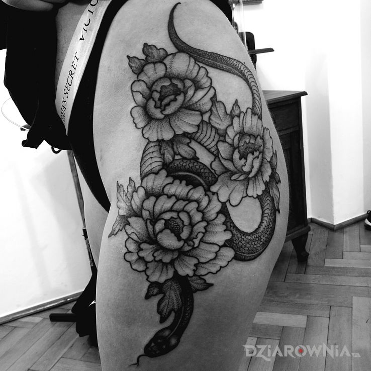 Tatuaż kwiaty  wąż - czarno-szare