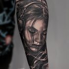 Dziewczyna w słuchawkach