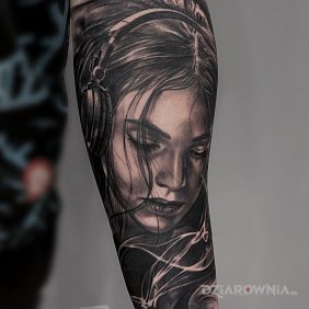 Dziewczyna w słuchawkach