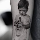 Chłopczyk z butelką fanty