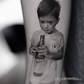 Chłopczyk z butelką fanty