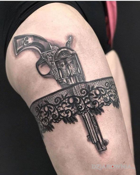 Tatuaż rewolwer - przedmioty