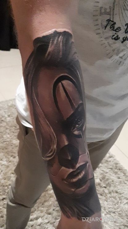 Tatuaż kobieta w masce - twarze