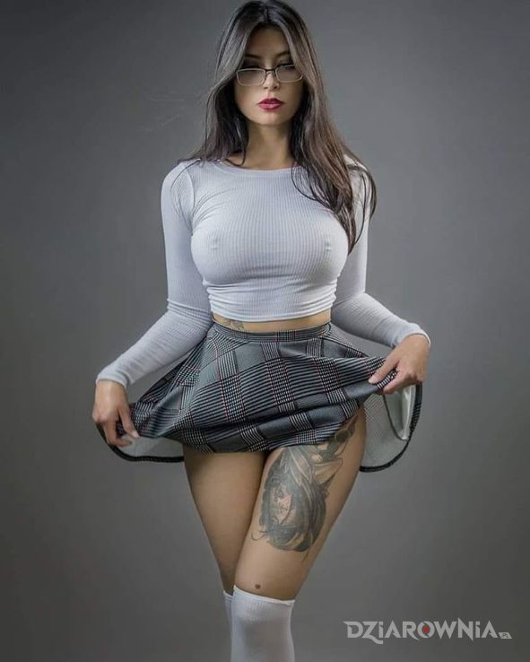 Tatuaż pod sukienką - czarno-szare