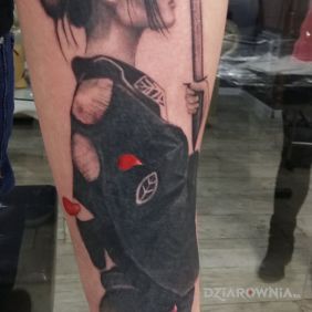 Japońska kobieta z kataną.