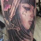 Kobieta z kwiatami we włosach.