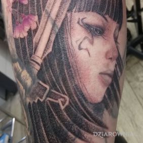 Kobieta z kwiatami we włosach.