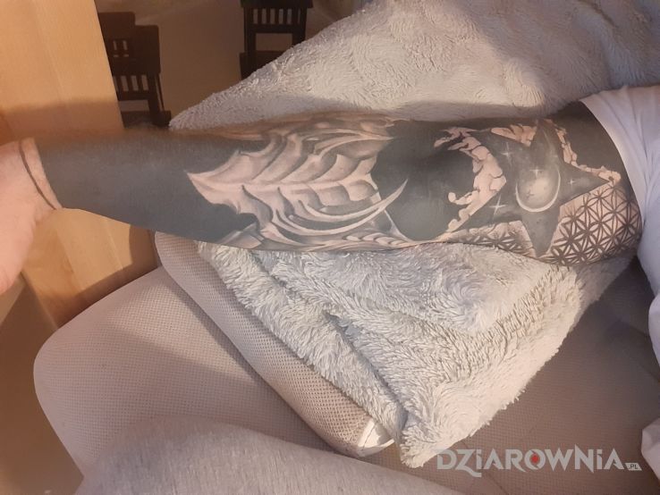 Tatuaż blackwork bio gwiazda - rękawy
