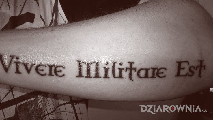 Tatuaż vivere militare est - napisy