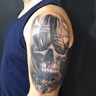 Dziewczyna czaszka i ćma