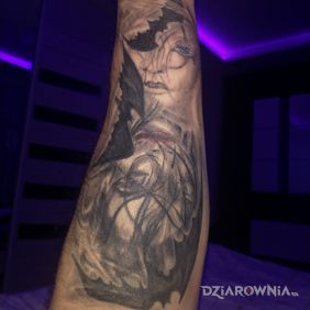 Kobiety i mroczne ptaszki