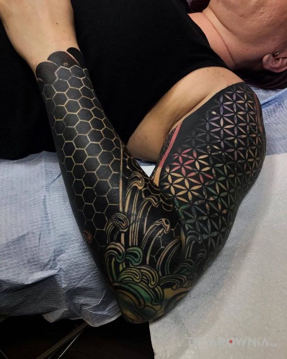 Tatuaż trochę geometrii i blackworku - rękawy