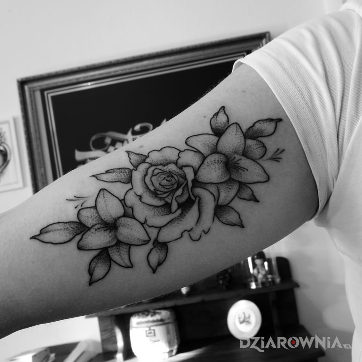 Tatuaż kwiaty - czarno-szare