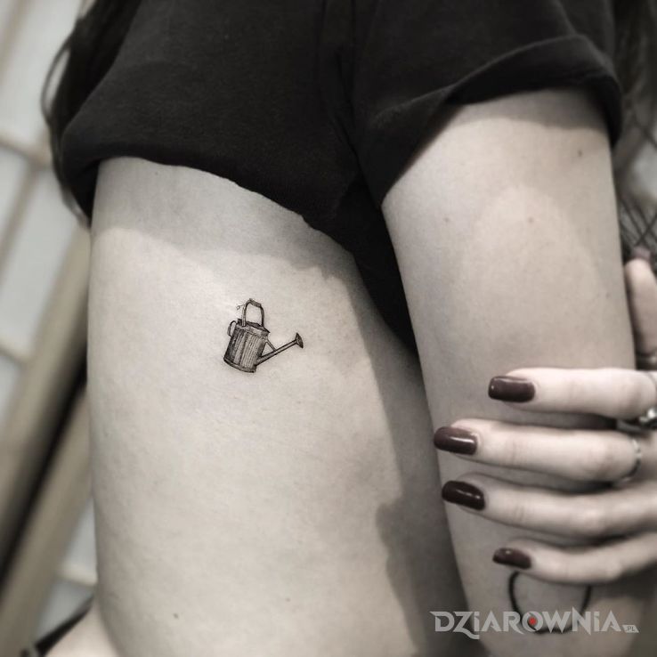 Tatuaż mała konewka - czarno-szare