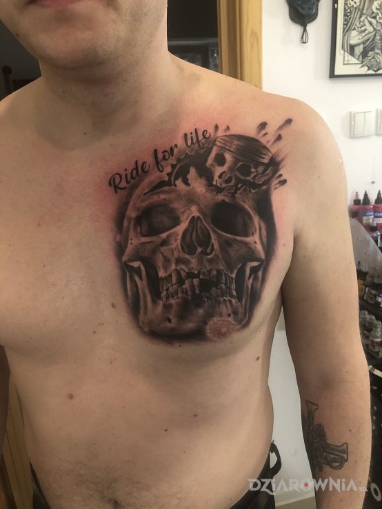 Tatuaż czaszka z motywem moto - czaszki