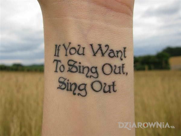 Tatuaż if you want to sing out sing out - napisy
