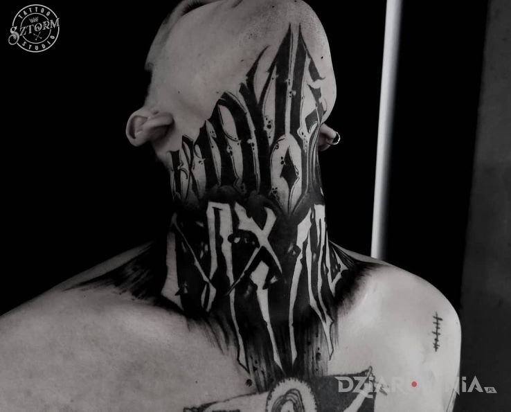 Tatuaż napis na szyi - czarno-szare