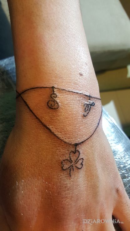 Tatuaż delikatny wzór od klienta - czarno-szare