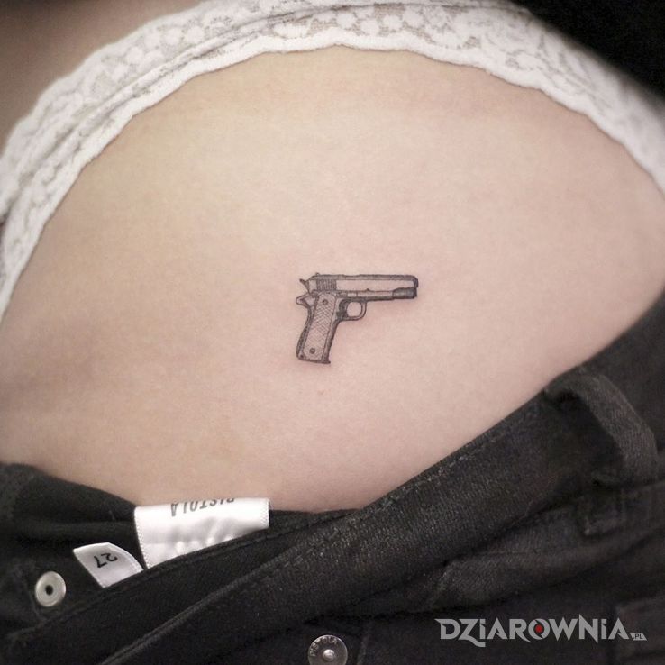 Tatuaż pistolecik - czarno-szare