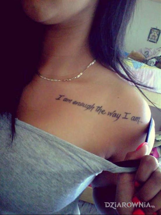 Tatuaż napis na obojczyku - napisy
