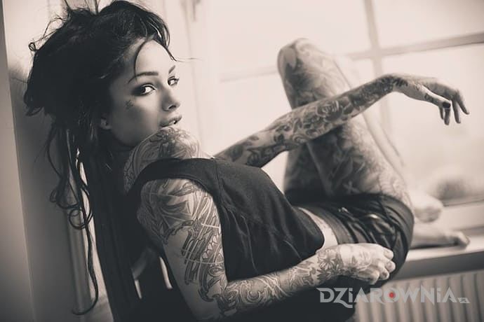 Tatuaż czarnulka - seksowne