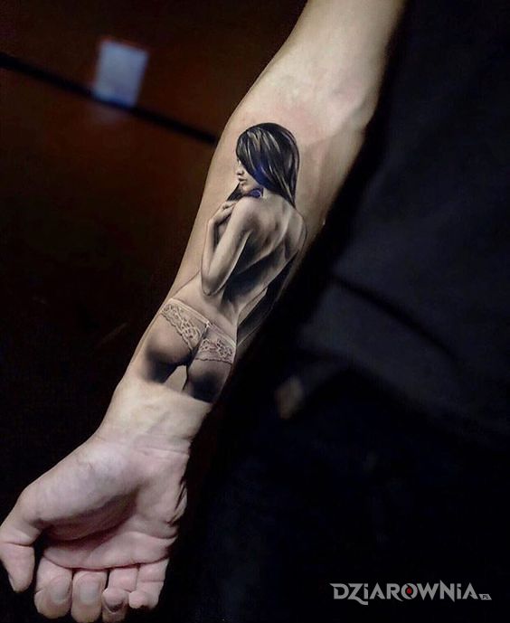 Tatuaż akt - czarno-szare