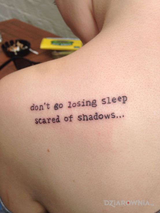 Tatuaż strach przed cieniami - napisy
