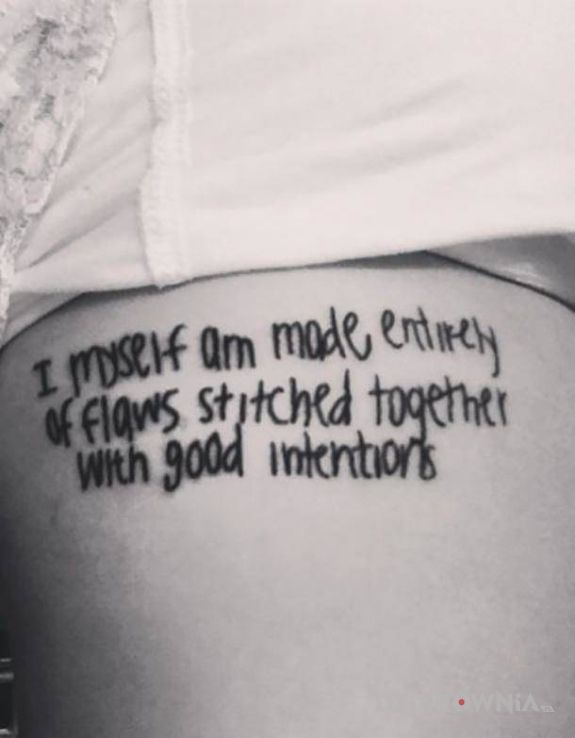 Tatuaż stworzony z wad - napisy