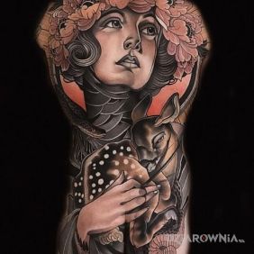 W koronie z kwiatów